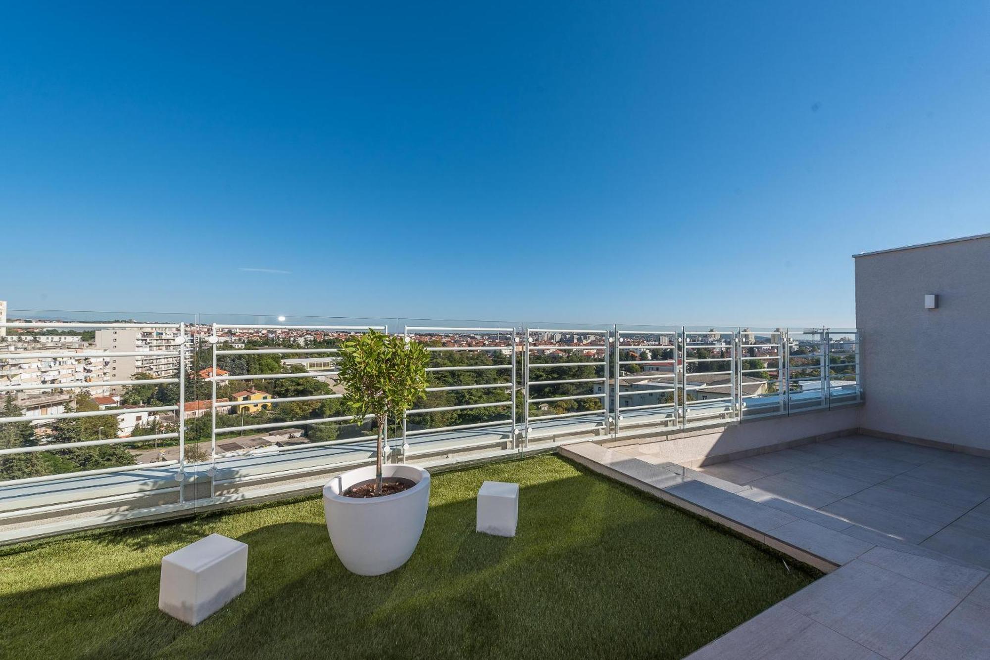 Ferienwohnung Penthouse With Roof Terrace With Jacuzzi Zadar Exterior foto